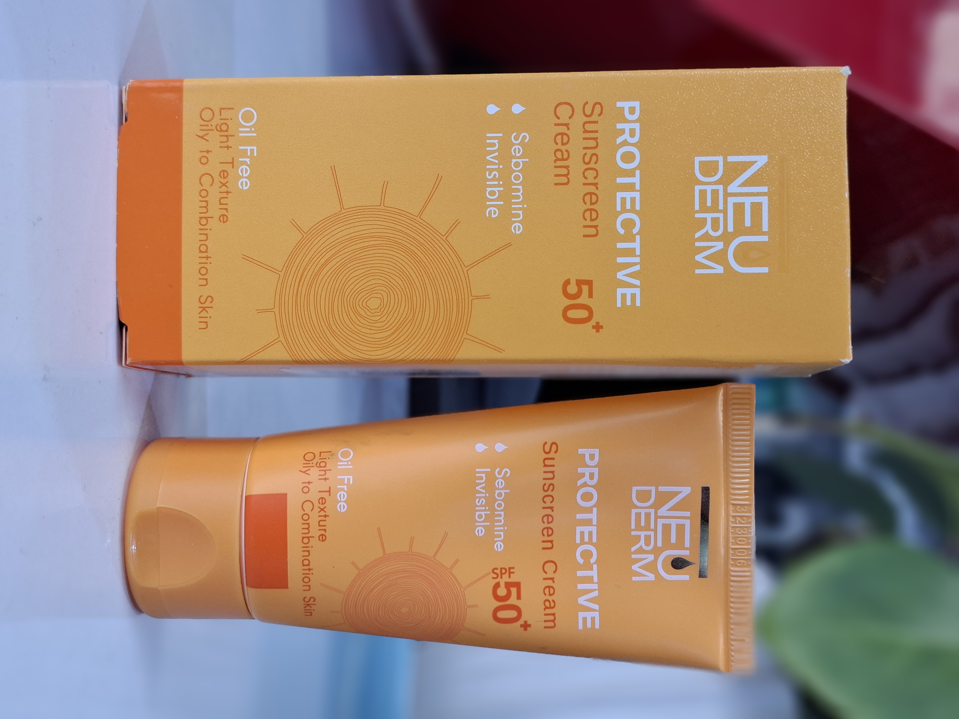 ضد آفتاب نئودرم هایلی protective بی رنگspf50 پوست های چرب و آکنه دار حجم ۵۰ میل
