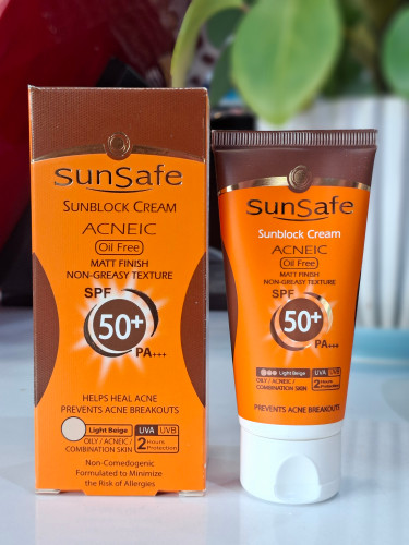 ضد آفتاب سان سیف رنگی فاقد چربی spf50 پوست چرب و آکنه دار حجم ۵۰ گرم